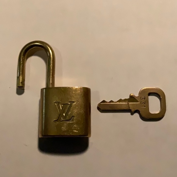 Vintage Louis Vuitton Brass ‘331’ Padlock in Goldtone with Goldtone Key - Picture 3 of 6